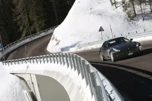 Ferrari FF sulle nevi delle Dolomiti