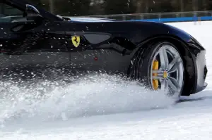 Ferrari FF sulle nevi delle Dolomiti