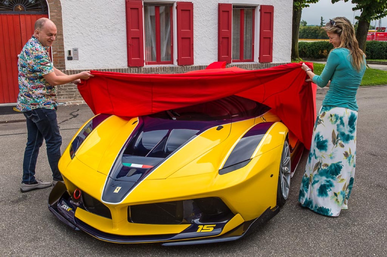 Ferrari FXX K gialla - regalo di compleanno di Benjamin Sloss, executive di Google, alla moglie Christine