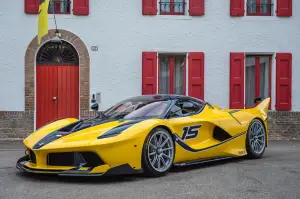 Ferrari FXX K gialla - regalo di compleanno di Benjamin Sloss, executive di Google, alla moglie Christine - 4