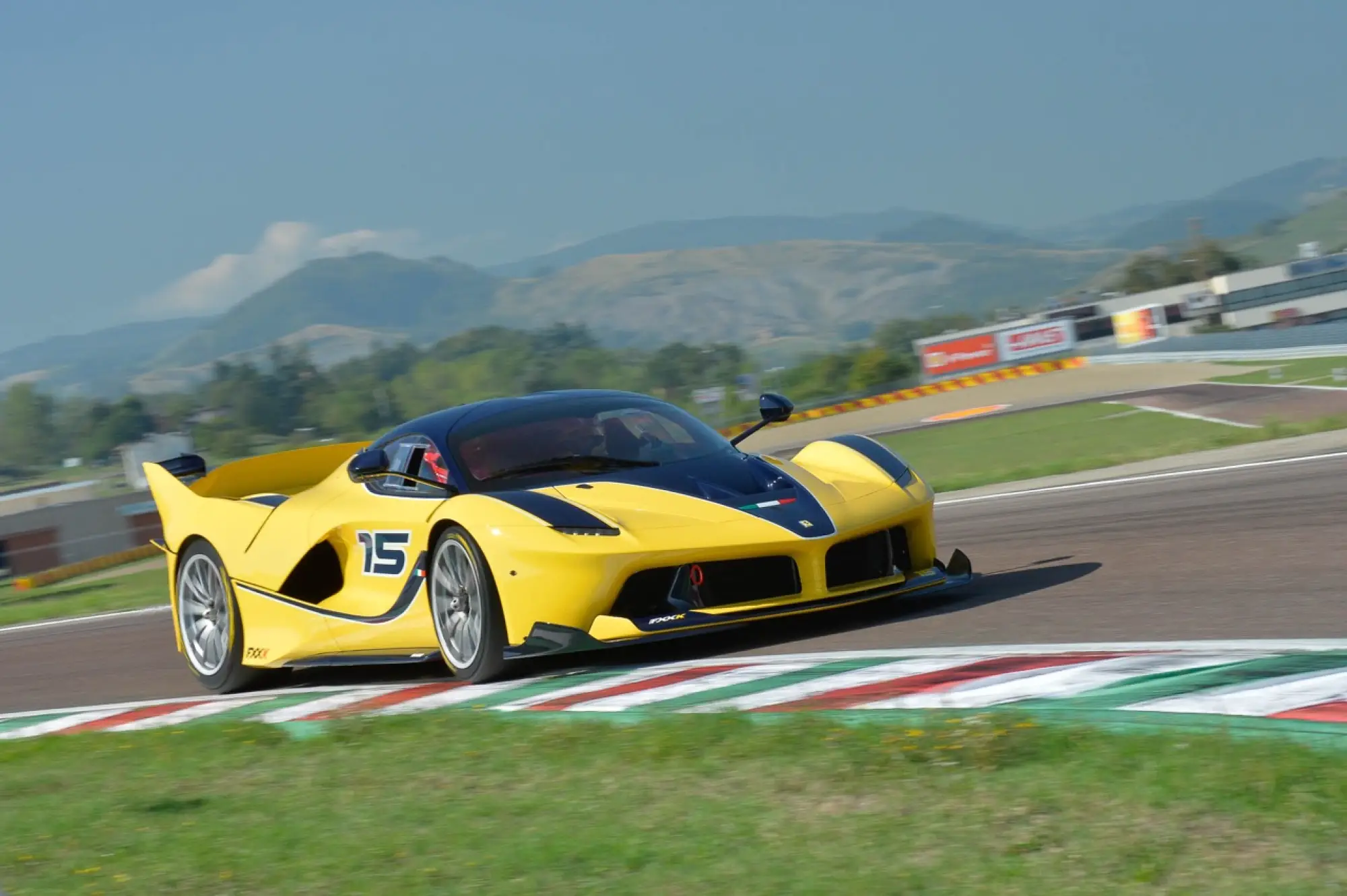 Ferrari FXX K gialla - regalo di compleanno di Benjamin Sloss, executive di Google, alla moglie Christine - 6