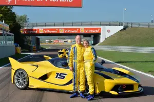 Ferrari FXX K gialla - regalo di compleanno di Benjamin Sloss, executive di Google, alla moglie Christine - 7