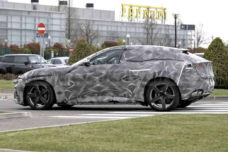Ferrari Purosangue - Foto Spia 11-04-2022 - 16