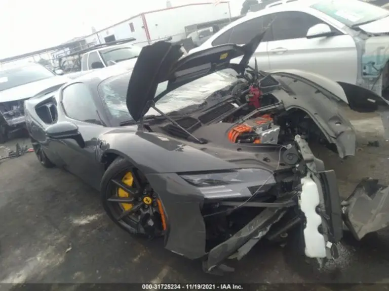 Ferrari SF90 Stradale 2022 incidentata - Foto - 9