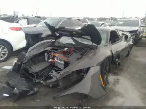 Ferrari SF90 Stradale 2022 incidentata - Foto