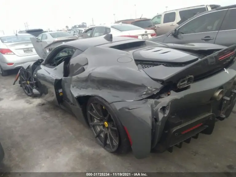 Ferrari SF90 Stradale 2022 incidentata - Foto - 7