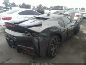 Ferrari SF90 Stradale 2022 incidentata - Foto