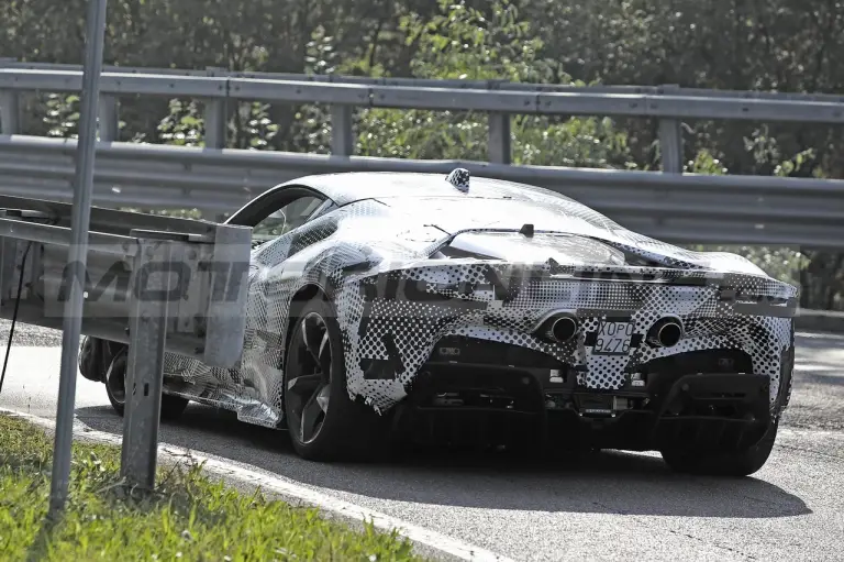 Ferrari SF90 Versione Speciale - Foto Spia 02-11-2022 - 11