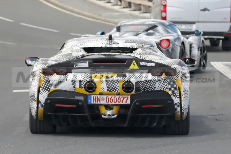 Ferrari SF90 Versione Speciale - Foto Spia 09-06-2022 - 11