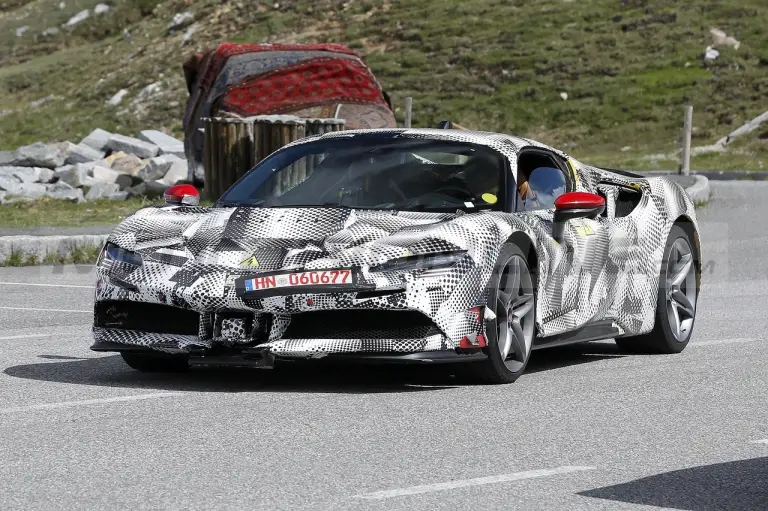 Ferrari SF90 Versione Speciale - Foto Spia 09-06-2022 - 5