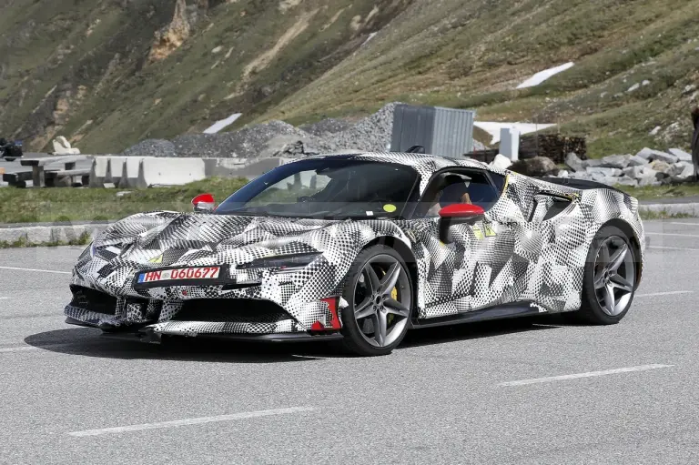 Ferrari SF90 Versione Speciale - Foto Spia 09-06-2022 - 9