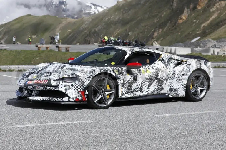 Ferrari SF90 Versione Speciale - Foto Spia 09-06-2022 - 14