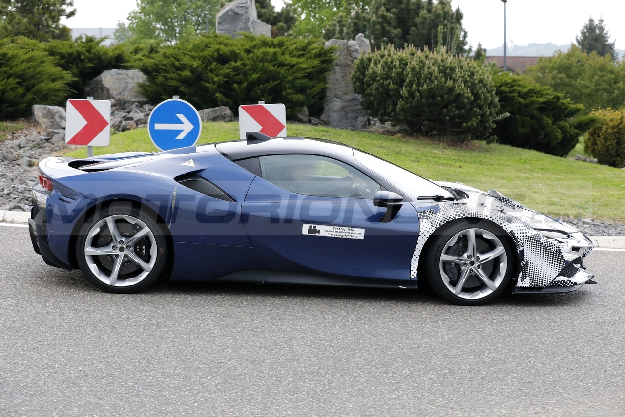 Ferrari SF90 Versione Speciale - Foto Spia 10-05-2022