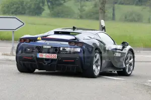 Ferrari SF90 Versione Speciale - Foto Spia 10-05-2022