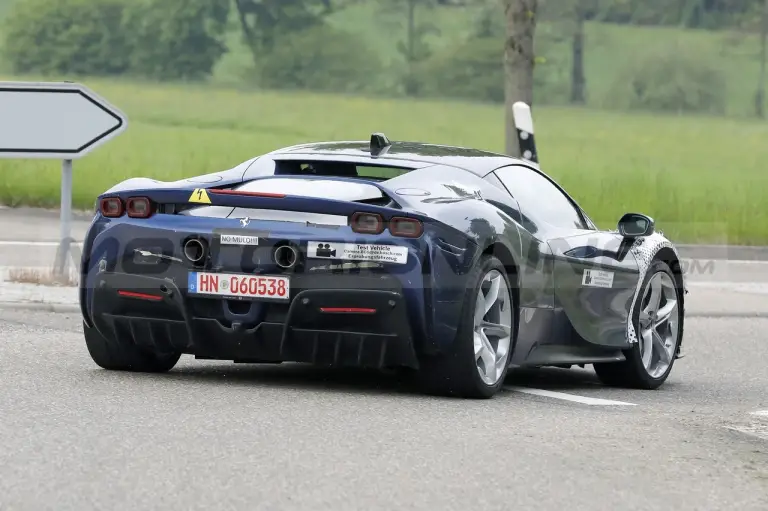Ferrari SF90 Versione Speciale - Foto Spia 10-05-2022 - 5