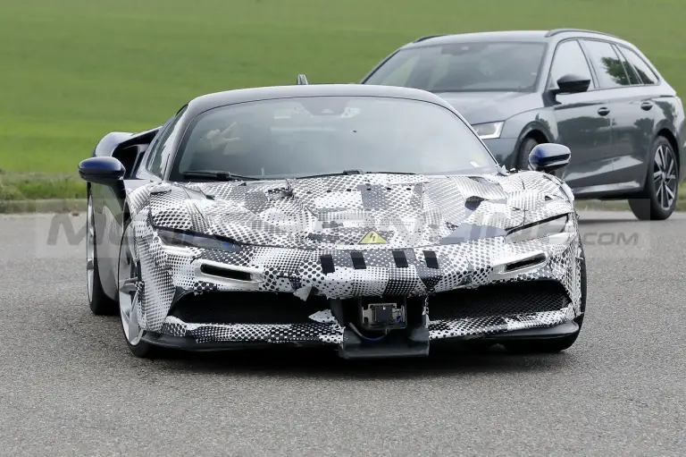 Ferrari SF90 Versione Speciale - Foto Spia 10-05-2022 - 2