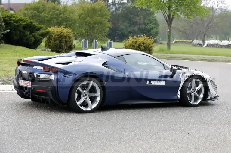 Ferrari SF90 Versione Speciale - Foto Spia 10-05-2022 - 9
