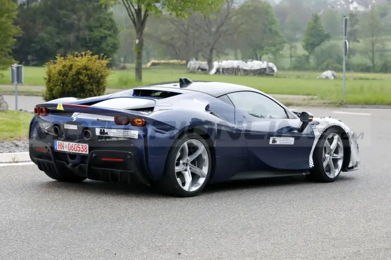 Ferrari SF90 Versione Speciale - Foto Spia 10-05-2022 - 6
