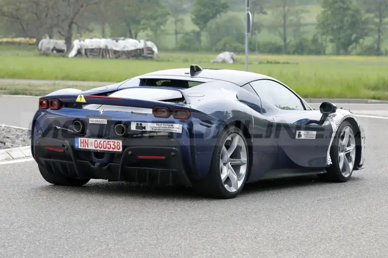 Ferrari SF90 Versione Speciale - Foto Spia 10-05-2022 - 4