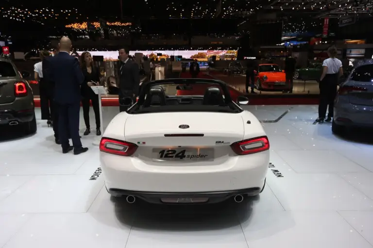 Fiat 124 Spider S-Design (foto live) - Salone di Ginevra 2018 - 6