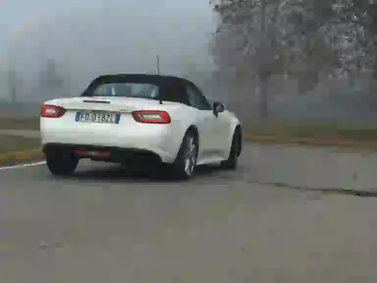 Fiat 124 Spider: prova su strada - 34