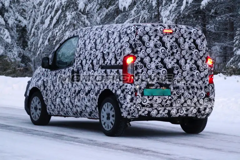Fiat Qubo MY 2016 - Foto spia 18-12-2015 - 10