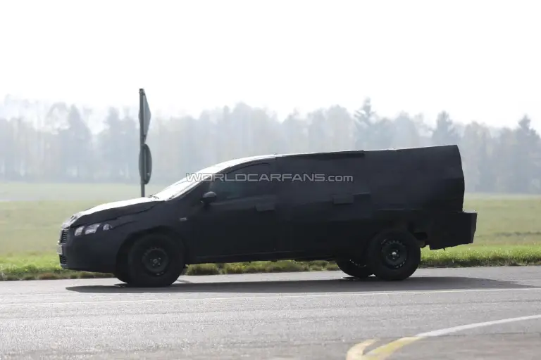 FIAT Strada 2016 - foto spia (novembre 2014) - 6