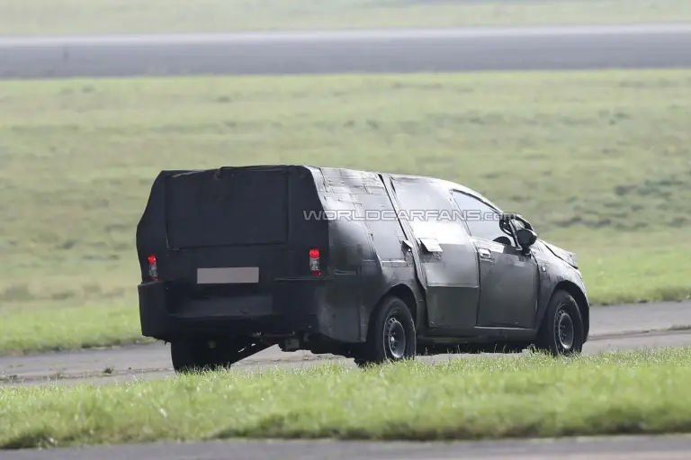 FIAT Strada 2016 - foto spia (novembre 2014) - 8
