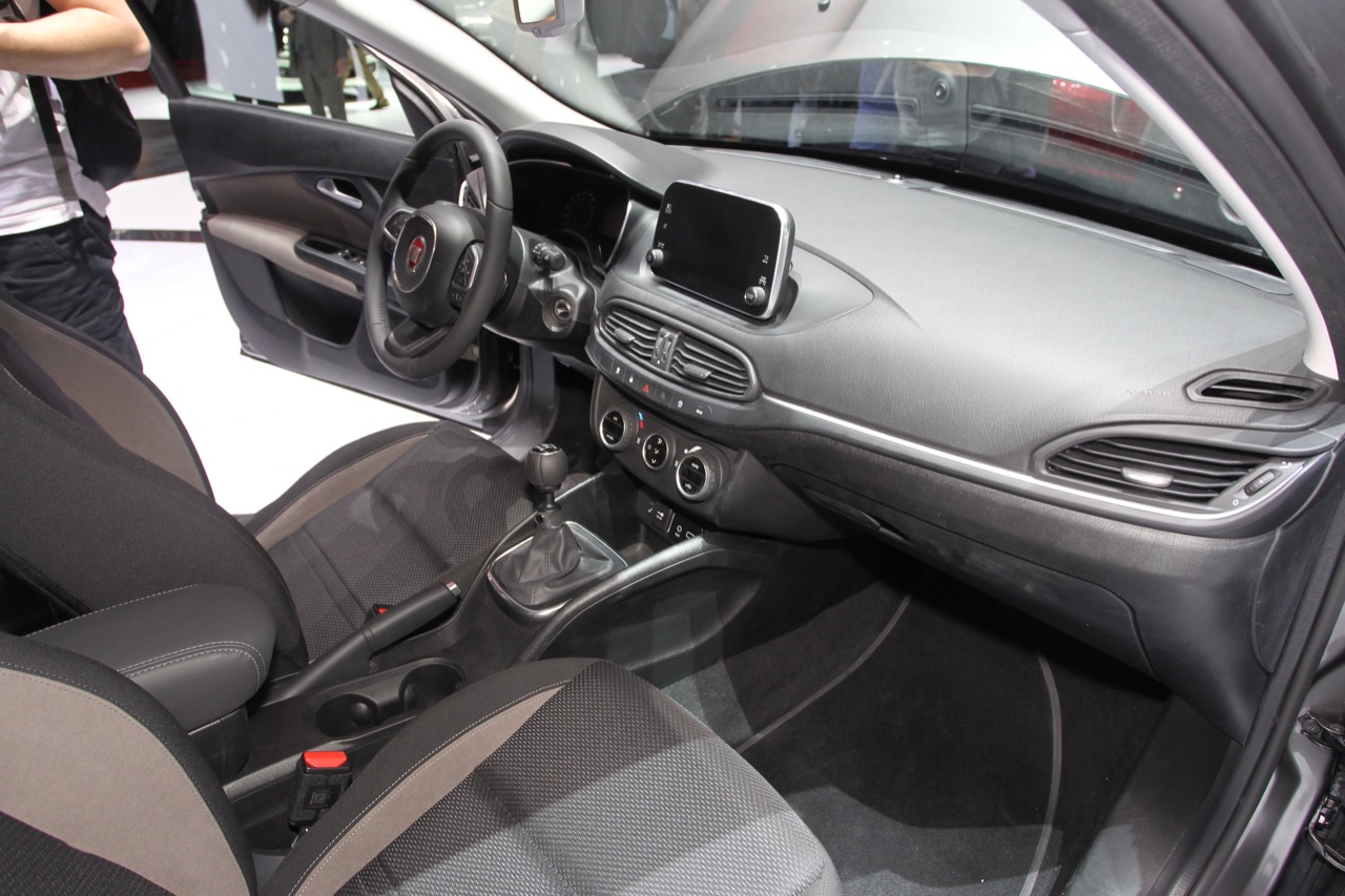 Fiat_Tipo_Station_Wagon_2016_07.jpg