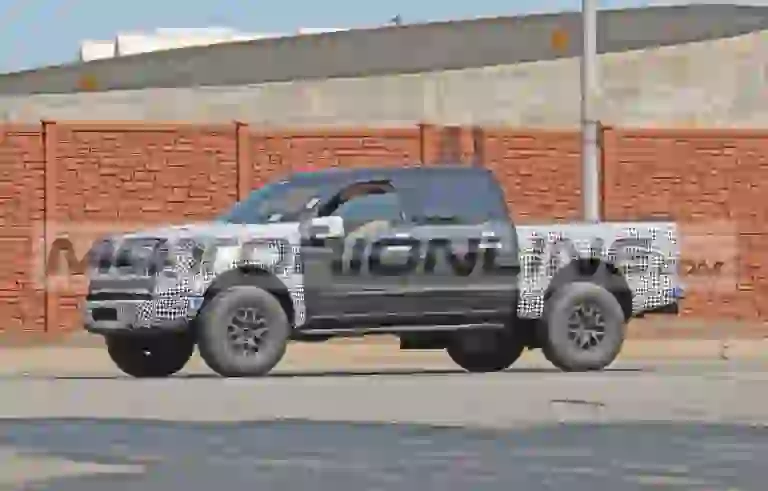 Ford 150 Raptor 2021 - foto spia agosto - 3