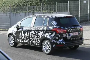 Ford B-Max foto spia ottobre 2011 - 1