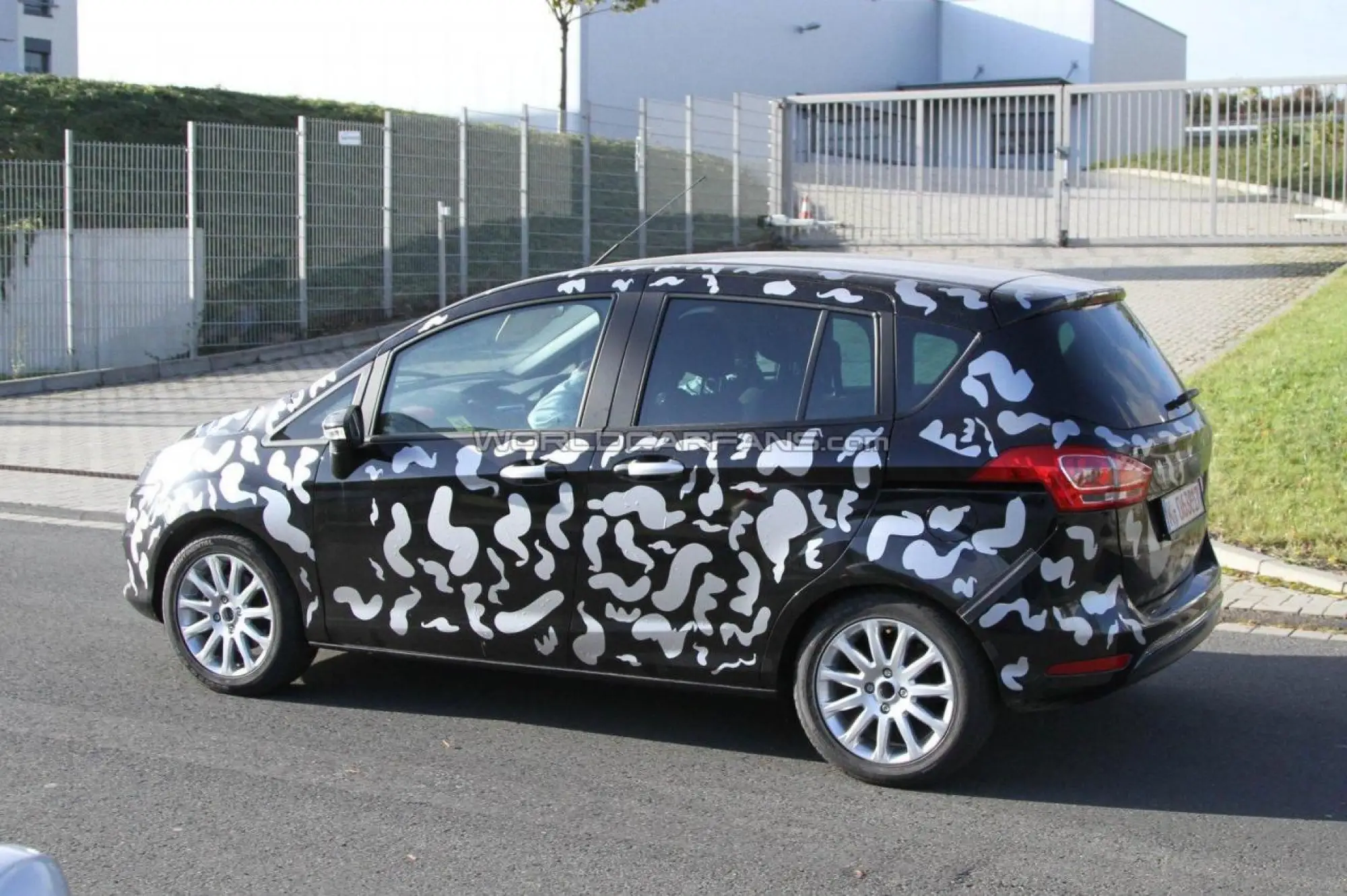Ford B-Max foto spia ottobre 2011 - 2