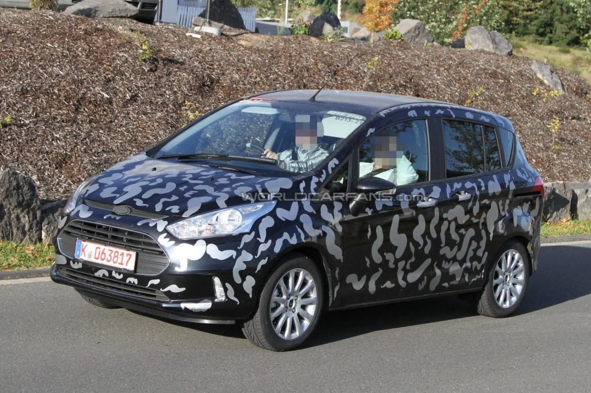 Ford B-Max foto spia ottobre 2011 - 3