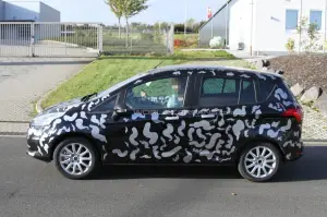 Ford B-Max foto spia ottobre 2011 - 4