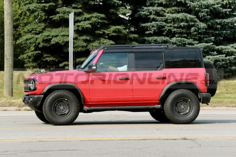 Ford Bronco Heritage Edition 2023 - Foto Spia 21-07-2022 - 2