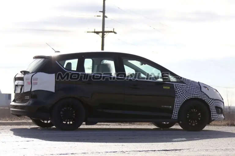 Ford C-Max MY 2017 - Foto spia 24-04-2016 - 7