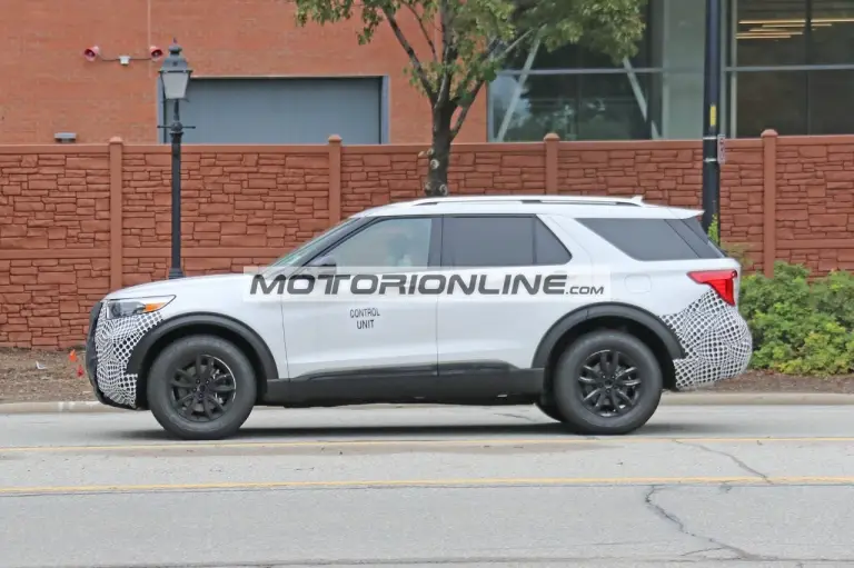 Ford Explorer FX4 - Foto spia 23-9-2020 - 6