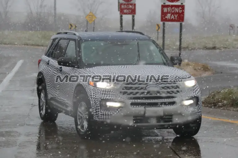 Ford Explorer MY 2020 foto spia 27 novembre 2018 - 5