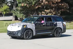 Ford Explorer ST 2024 - Foto Spia 10-10-2022