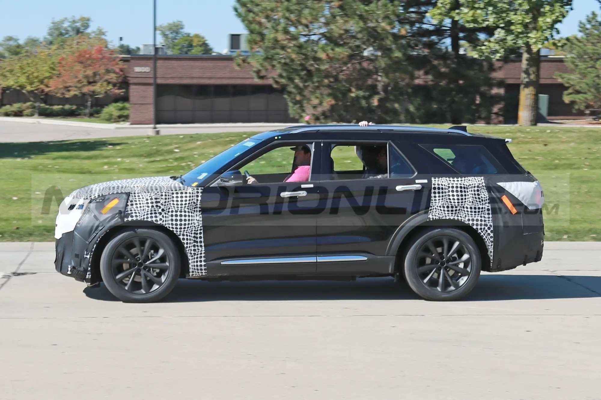 Ford Explorer ST 2024 - Foto Spia 10-10-2022 - 3