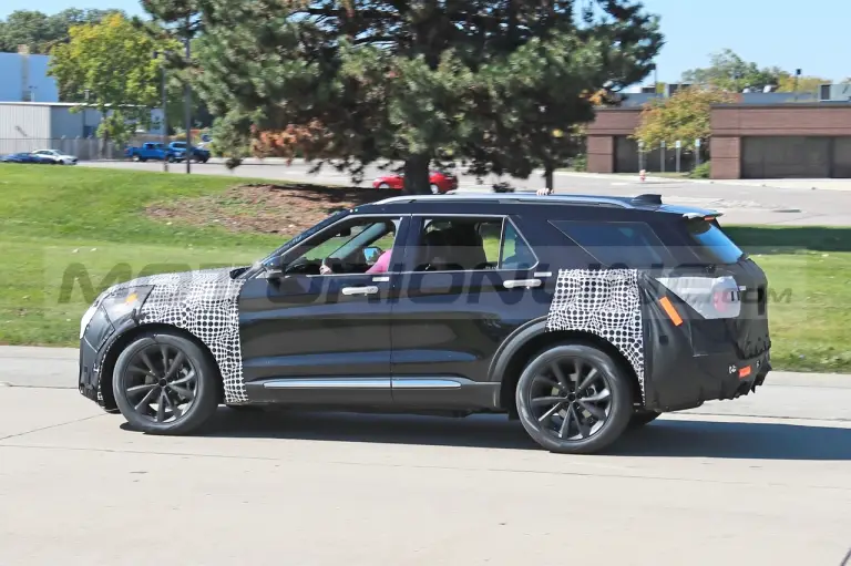 Ford Explorer ST 2024 - Foto Spia 10-10-2022 - 4