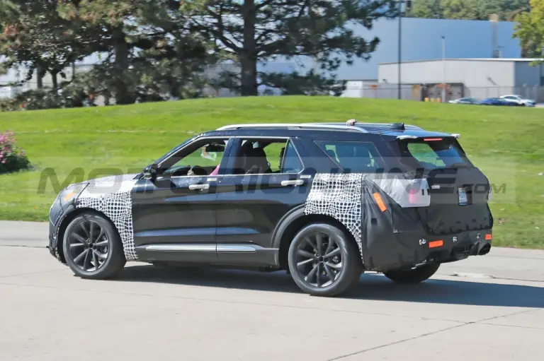 Ford Explorer ST 2024 - Foto Spia 10-10-2022 - 5