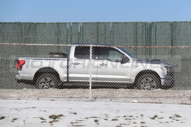 Ford F-150 Lightning 2022 con generatore - Foto Spia 08-06-2022 - 1
