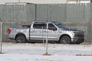 Ford F-150 Lightning 2022 con generatore - Foto Spia 08-06-2022 - 2