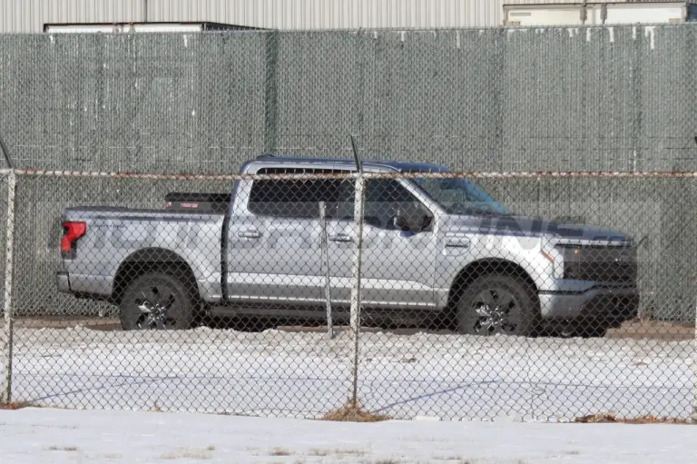 Ford F-150 Lightning 2022 con generatore - Foto Spia 08-06-2022 - 2
