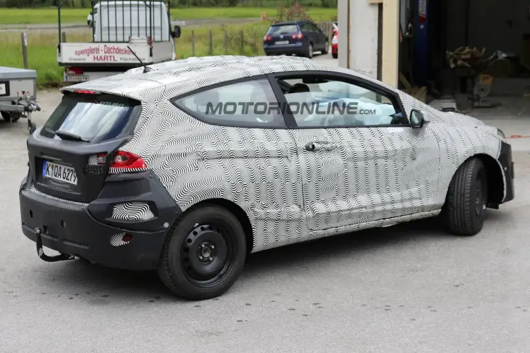 Ford Fiesta 3 porte - Foto spia 17-08-2016 - 15