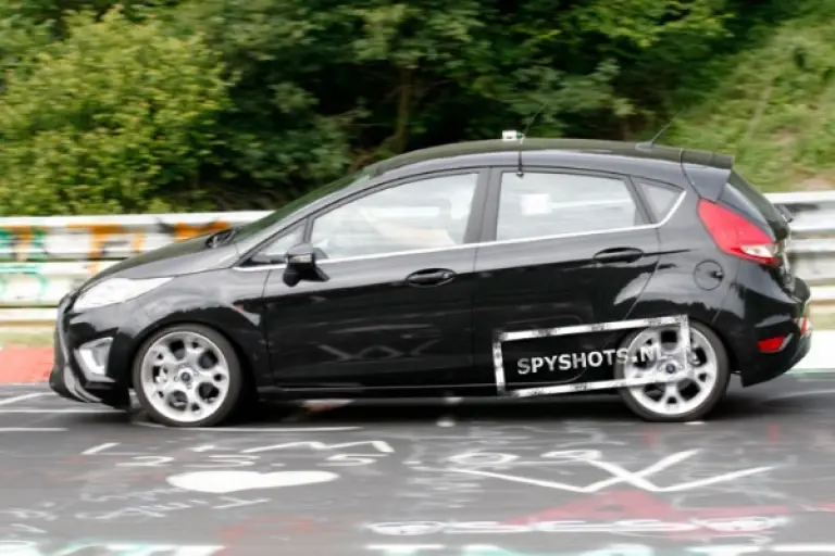 Ford Fiesta foto spia giugno 2011 - 3