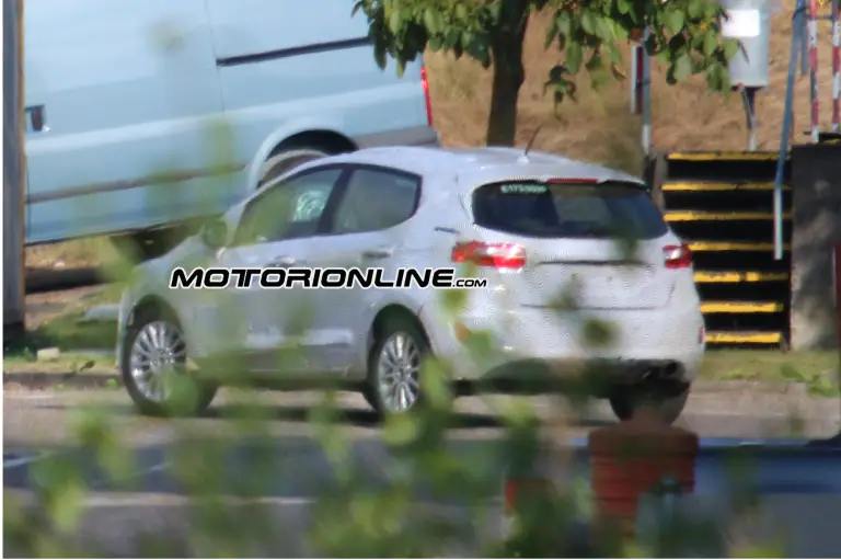 Ford Fiesta MY 2017 foto spia 4 novembre 2016 - 7