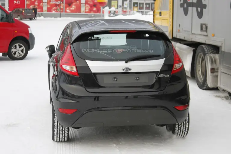 Ford Fiesta restyling foto spia febbraio 2012 - 9