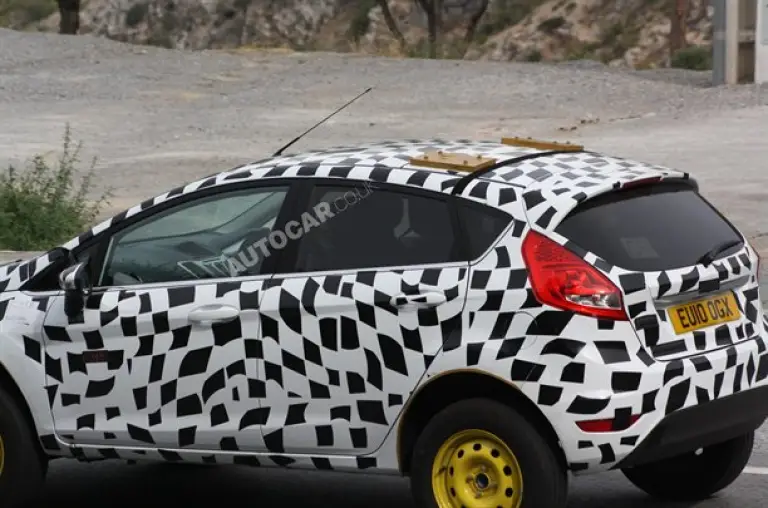Ford Fiesta spin-off - Foto spia 04-09-2010 - 8